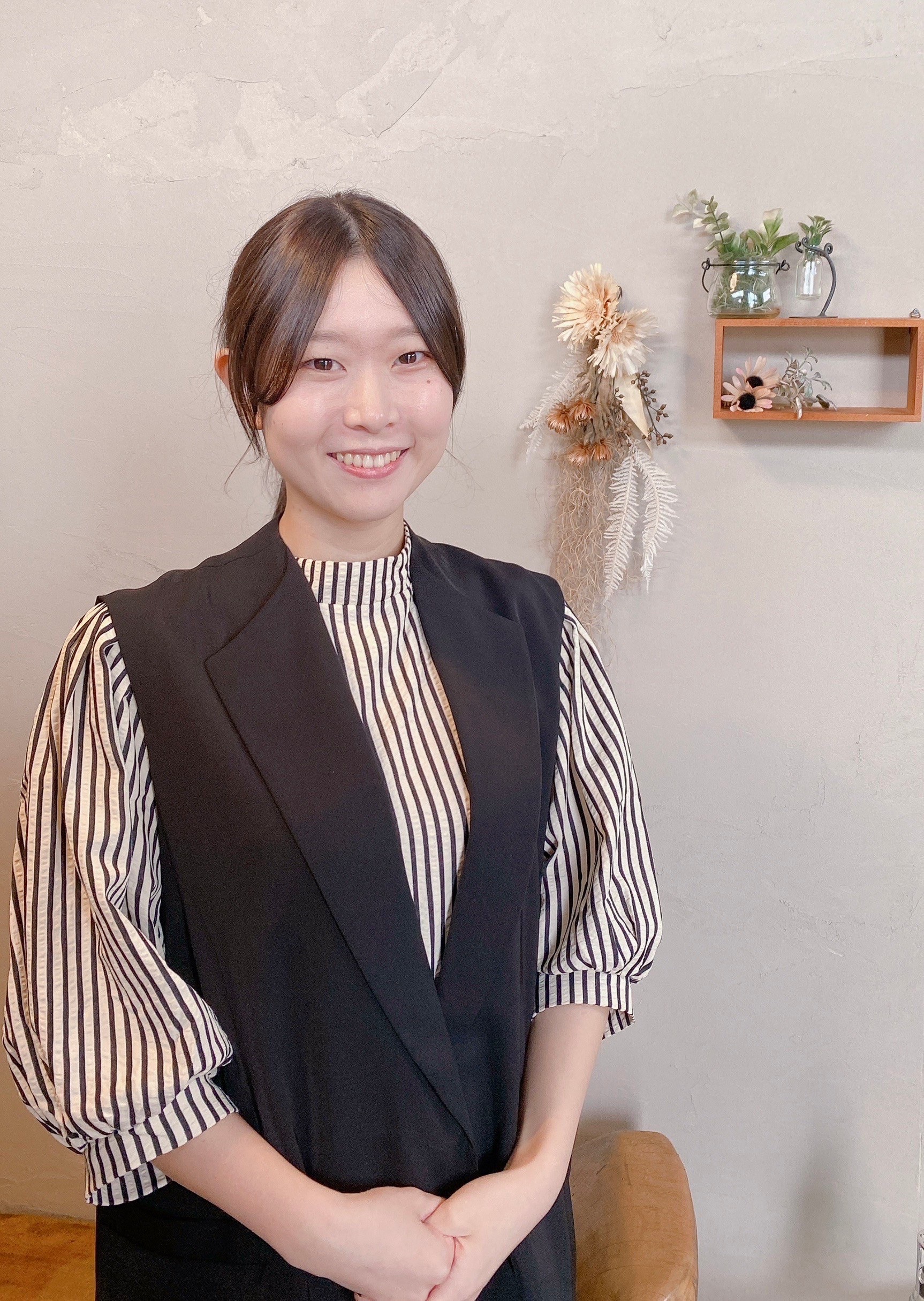 先輩スタッフ（20代女性アイリスト）のインタビュー写真