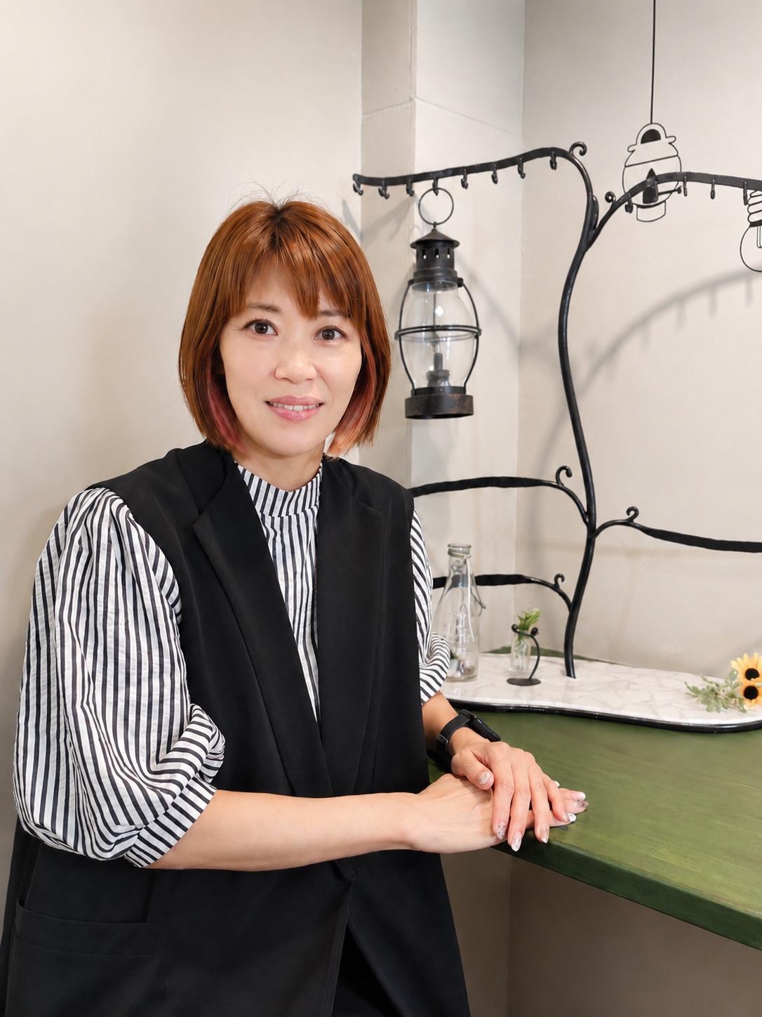 先輩スタッフ(40代女性アイリスト・子育て中)のインタビュー写真
